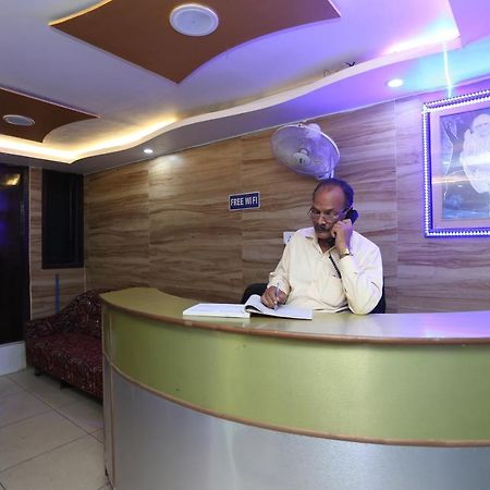 Oyo Hotel New Metro Near Phoenix United לקנאו מראה חיצוני תמונה